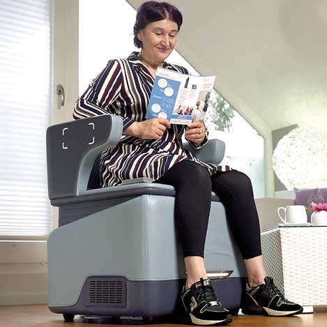 Ältere Frau auf dem EMP-Chair